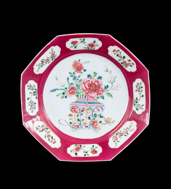 Chinese export porcelain octagonal dinner plate
